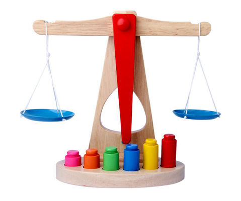 Het wegen van 10CM Houten Saldoschaal Toy Montessori Balance Scale