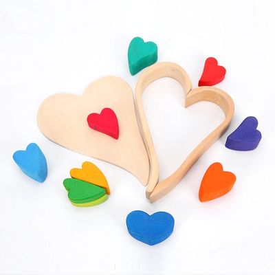 De noordse Houten Regenboog die van Jenga Natuurlijke Houten Bouwstenen stapelen