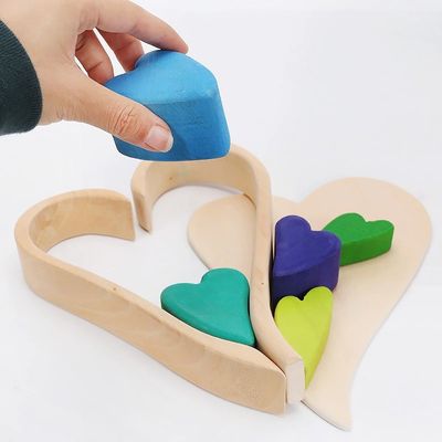 De noordse Houten Regenboog die van Jenga Natuurlijke Houten Bouwstenen stapelen