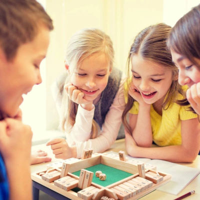 Kinderen 91mm Houten van de Activiteitenjonge geitjes van de Schaakstukkenfamilie Houten het Schaakreeks