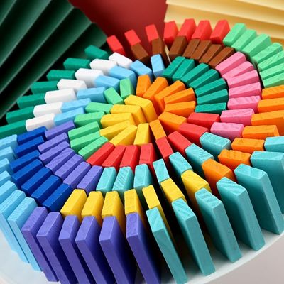 Regenboog Gekleurde Domino's voor het Omverwerpen van Professor Puzzle Domino Rally