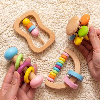 Rammelaar Soother 11.6cm Houten Rang van Tandjes krijgentoy wooden rattle teether food
