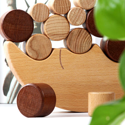 Bouwstenen van het de Maansaldo van Montessori van kinderen de Houten