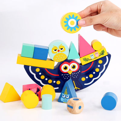 Baby die vroeg Houten Montessori-Maan In evenwicht brengende Blokken leert