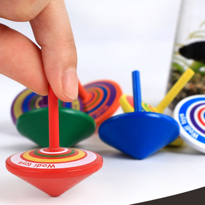 De Houten Gyroscoop Toy Wheel For Stress Relieving van de jonge geitjesregenboog