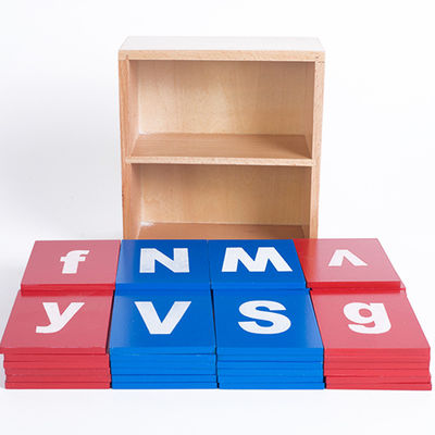 Baby die Houten het Alfabet Vindende Raad leren van Montessori