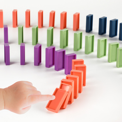 De Blokken van de jonge geitjes het Elektrische Houten Domino Automatische Leggen Onderwijsdiy