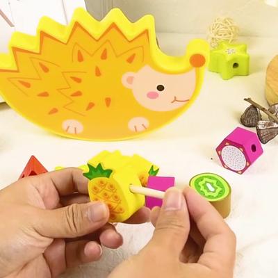 Het houten het Stapelen van het het Speelgoedbeeldverhaal van de SaldoBouwsteen van het de Egelfruit Dierlijke van het de Blokkensaldo Speelgoed van de Spelenmontessori