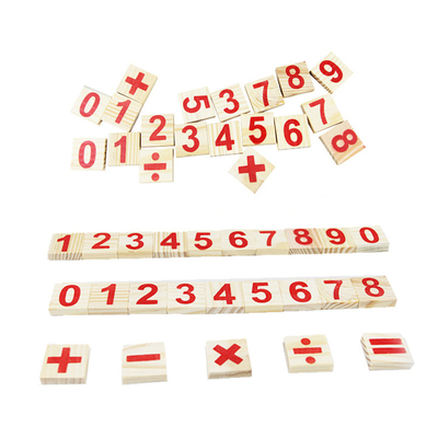 Cijferblokken die het Houten Speelgoed tellen die van het Stokkenonderwijs Doos van Montessori van het Intelligentieblok de Wiskundige Houten bouwen