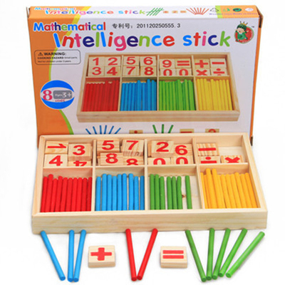 Cijferblokken die het Houten Speelgoed tellen die van het Stokkenonderwijs Doos van Montessori van het Intelligentieblok de Wiskundige Houten bouwen