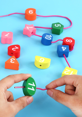 De kleurrijke Houten Digitale geparelde Dierlijke Onderwijsparels van klokmontessori brengt Gadgets in verwarring Aanpassend Klok Toy Kid