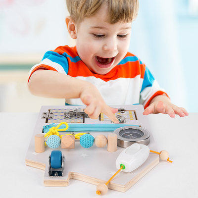 Vouwend de Vaardigheden van het de Raadsleven van Montessori Houten Bezige Opleiding open